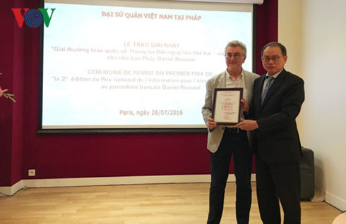 Remise du Prix national vietnamien de l’information pour l étranger à un réalisateur français
