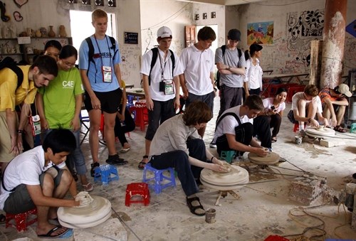 Des jeunes feront une tournée des villages artisanaux de Hanoi