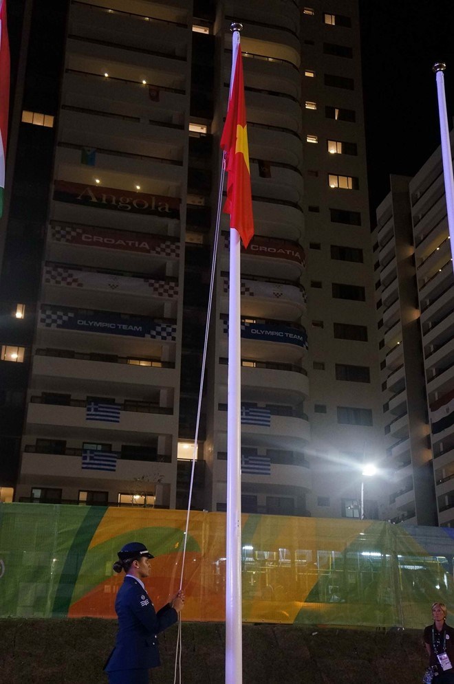 Le drapeau national du Vietnam au village olympique