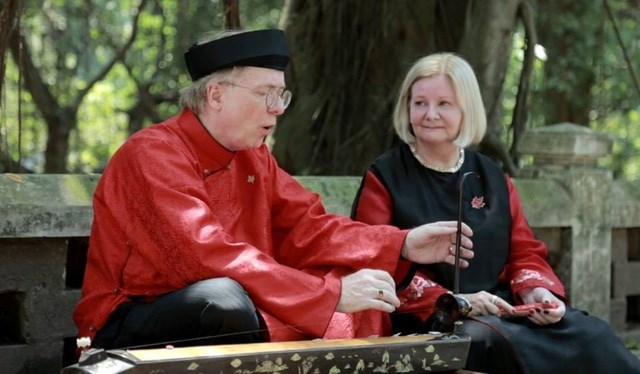 L’Ambassadeur canadien chante une chanson populaire vietnamienne