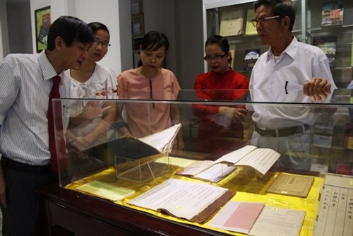 Exposition de livres sur la culture et l histoire de Hue