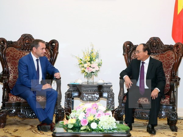 Le PM Nguyen Xuan Phuc reçoit l ambassadeur de France au Vietnam