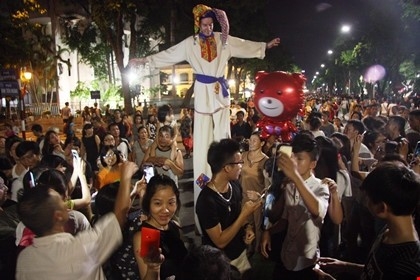 Hanoi Des artistes russes donnent des spectacles dans les rues piétonnes