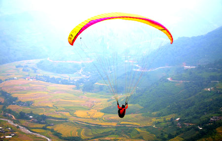 Yên Bai  Ouverture du 5e festival de parapente au col de Khau Pha
