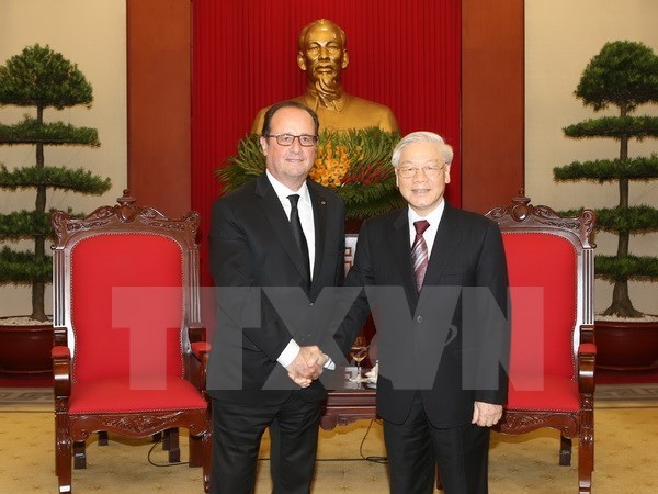 Le secrétaire général Nguyen Phu Trong reçoit le président français François Hollande