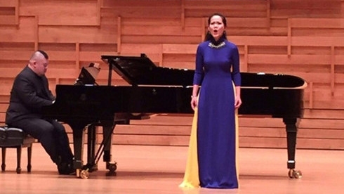 Un professeur du Conservatoire de musique d’HCM-V deuxième du concours de chant de l ASEAN