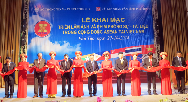 Phu Tho Exposition de photos et films documentaire sur la communauté de l’ASEAN