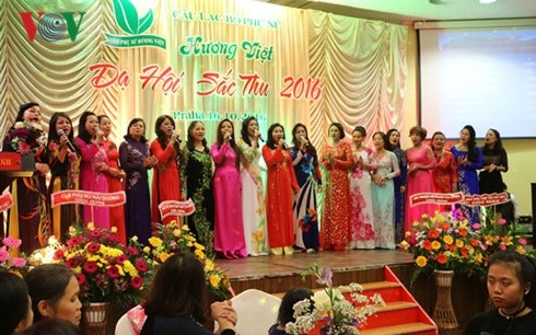 Soirée de gala «Couleurs de l’automne» Exalter les belles vertus de la femme vietnamienne
