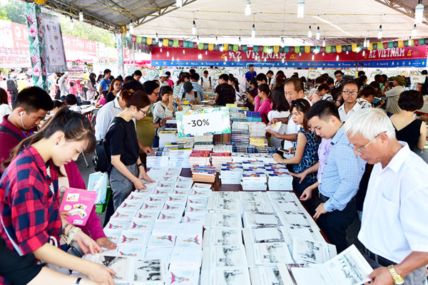 Salon du livre de Hanoi 2016 à la Citadelle de Thang Long
