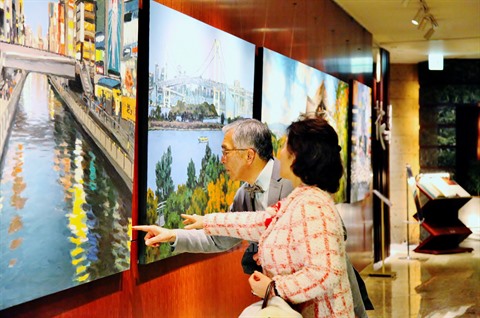 Un peintre vietnamien expose des tableaux sur des paysages japonais à Tokyo