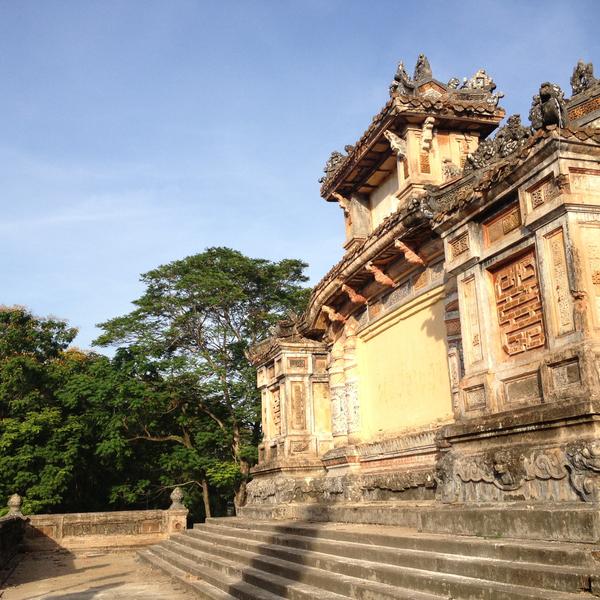 Restauration de Bia Quoc Hoc à Hue