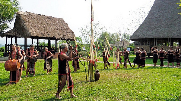 Cérémonie fêtant l ouverture de la nouvelle maison commune des Gie Triêng