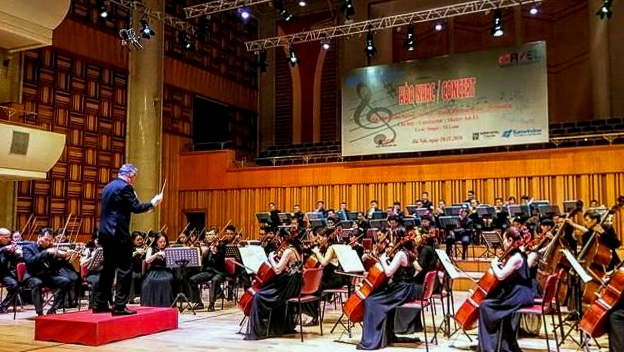 Le célèbre chef d orchestre israélien Shalev Ad-El au Vietnam