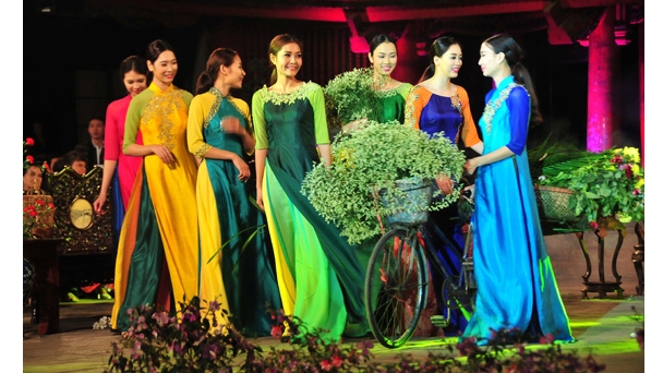 Les habits typiques des femmes de Kinh au Nord du Vietnam