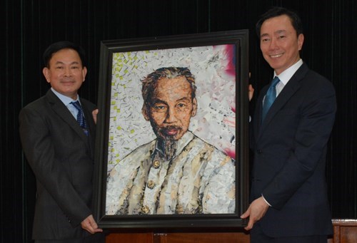 Un portrait du Président Hô Chi Minh offert par un artiste français au Vietnam