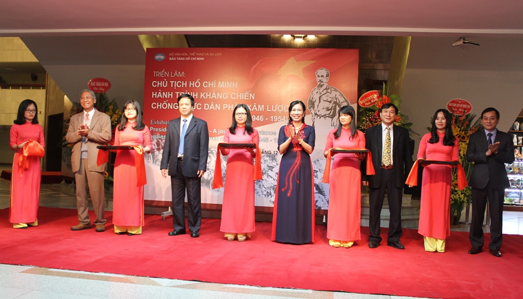Exposition sur le Président Hô Chi Minh et la résistance nationale à Van Phuc