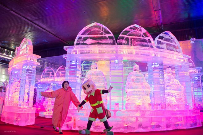 Ho Chi Minh-Ville Ouverture d une exposition de sculptures de glace au parc Dam Sen