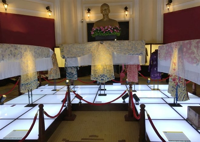 Exposition de costumes de la dynastie des Nguyen