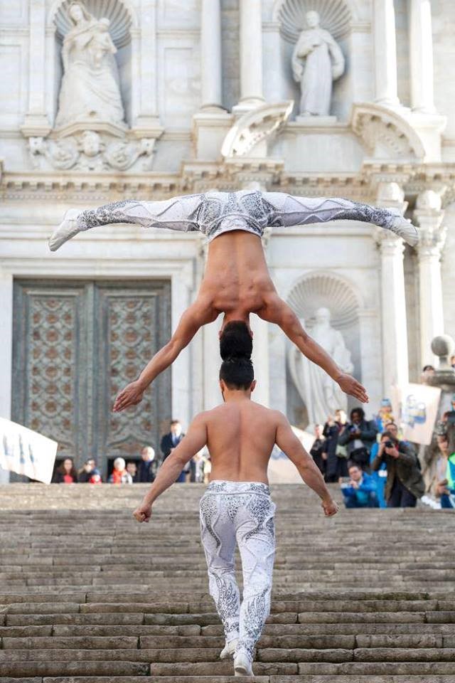 Deux artistes vietnamiens battent le record Guinness en équilibre sur la tête