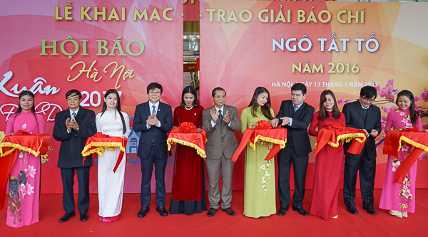 Hanoi Ouverture de la Fête printanière de la presse Dinh Dâu 2017