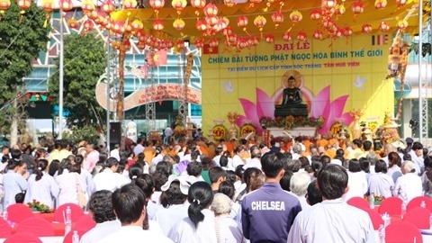 Soc Trang accueille la statue du Bouddha de Jade pour la paix universelle