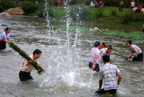 La fête de l eau des Thai à Lai Châu