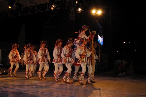 Présentation de danses folkloriques de Roumanie au Vietnam