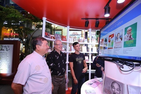Une bibliothèque de livres électroniques sur l Oncle Hô à Hô Chi Minh-Ville