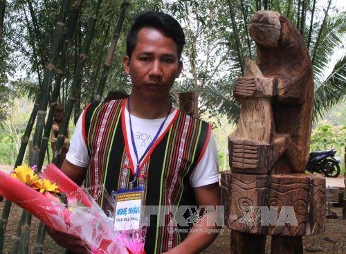 Lauréats du concours de sculpture sur bois à Dak Lak