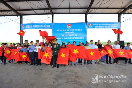 Nghe An quelque 2 000 drapeaux du Vietnam remis à des pêcheurs