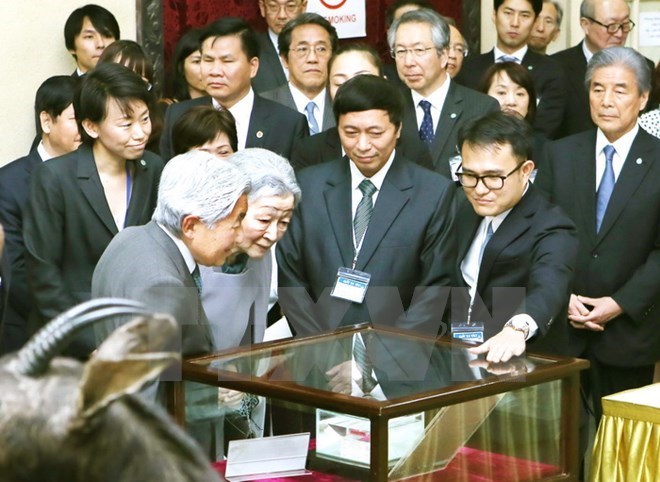 L empereur et l impératrice du Japon visitent le musée de la biologie à Hanoi