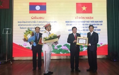 Ho Chi Minh-Ville reçoit une distinction honorifique de l’Etat laotien