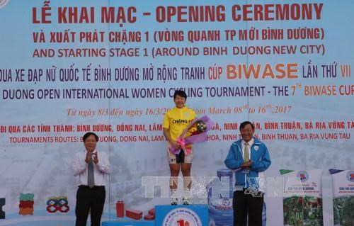Départ de la course cycliste internationale féminine de Binh Duong 2017