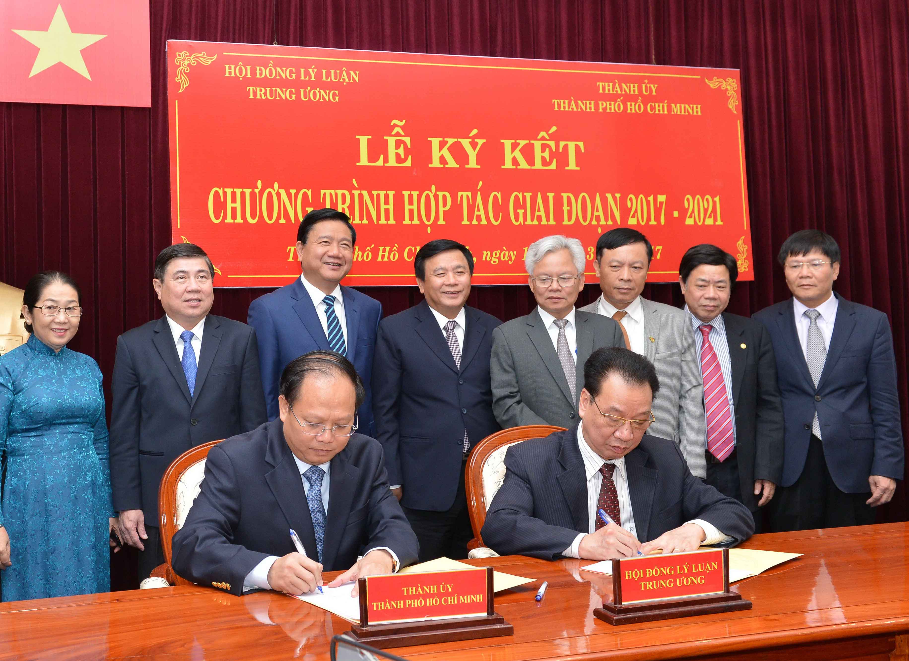 Signature d’un programme de coopération entre le Comité du parti de Hô Chi Minh-Ville et le Conseil central de Théorie