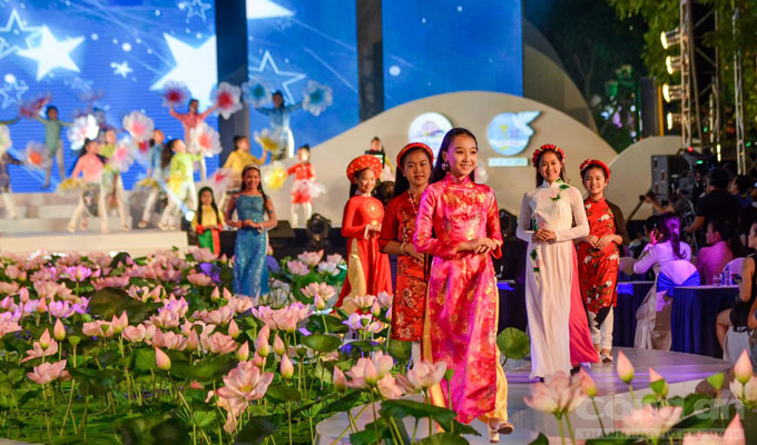 Ouverture de la Fête de l’áo dài de Hô Chi Minh-Ville 2017