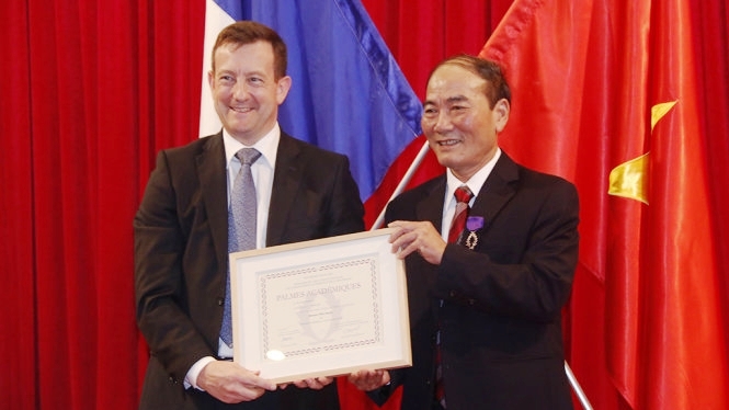Deux Vietnamiens décorés de l’Ordre des Palmes Académiques français