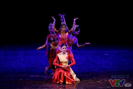 Danses indiennes en l’honneur des 45 ans des relations diplomatiques Vietnam - Inde