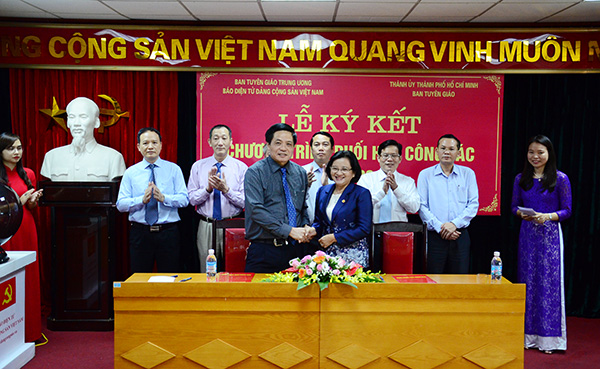 Signature du programme de coopération entre HCM-Ville et le Journal en ligne du PCV