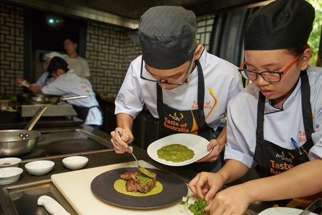 Deux élèves de Hanoi gagnent la compétition culinaire Goût de l’Australie