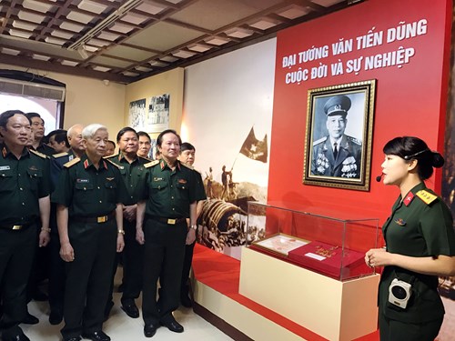 Ouverture de l’exposition “Le général Van Tien Dung – Sa vie et sa carrière”