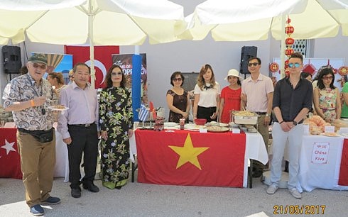 Le Vietnam présent à la Foire caritative internationale en Grèce
