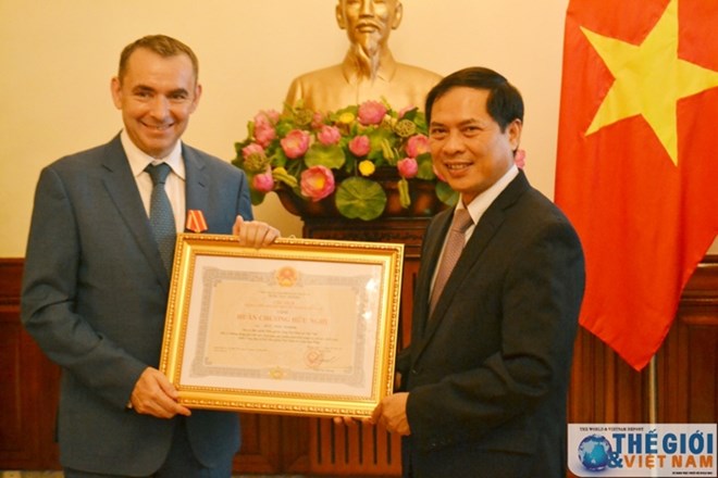 Remise de l’Ordre d’amitié à l’ex-ambassadeur de France au Vietnam