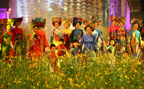 Festival des métiers traditionnels de Huê 2017  la peinture et l’áo dài