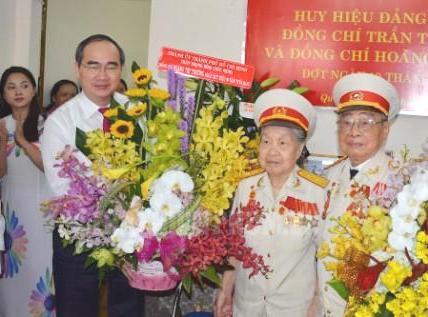 HCM-V remise de l’Insigne du Parti à de vénérables membres du Parti