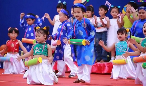 Les enfants avec la culture traditionnelle des ethnies vietnamiennes