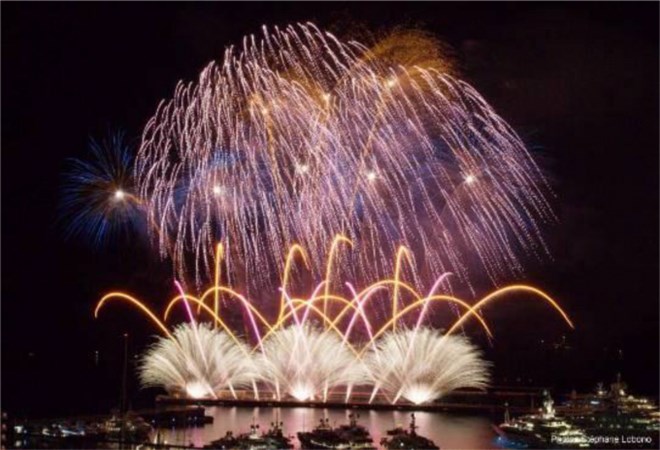 Fête spectaculaire au festival international de feux d artifice de Da Nang