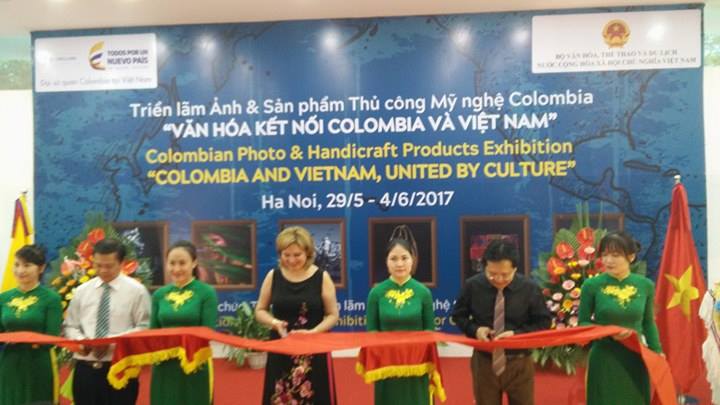 Exposition de photos et de produits d’artisanats colombiens à Hanoi