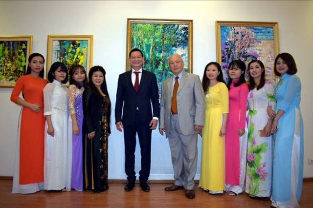 Des peintures sur le Vietnam exposées en Roumanie