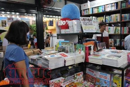HCM-Ville 6000 visiteurs dans la rue des livres en un jour
