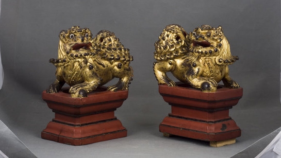 Une exposition présente des objets en bois laqués et dorés rares